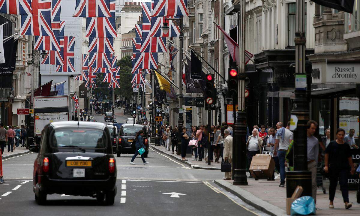 London setzt sich mit der New Bond Street an die Spitze des Rankings der teuersten Shoppingdestinationen Europas. Jahresmiete pro Quadratmeter: 2017: 16.200 Euro2016: 12.434 Euro