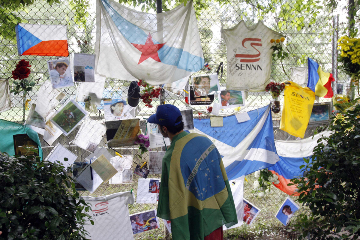 Der dreimalige Weltmeister aus Brasilien war vor genau 20 Jahren am 1. Mai 1994 beim Grand Prix von San Marino schwer verunglückt und etwa vier Stunden später in einer Klinik in Bologna gestorben.