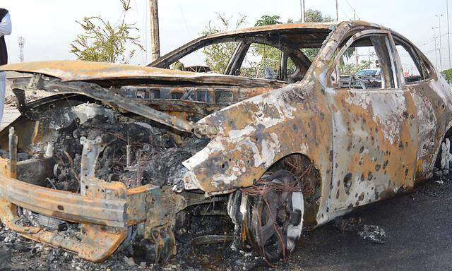 Ein verbranntes Auto nach einem Autobombenanschlag im Irak.icide car bomb attack of a wedding in the town of Ameriyat Falluja