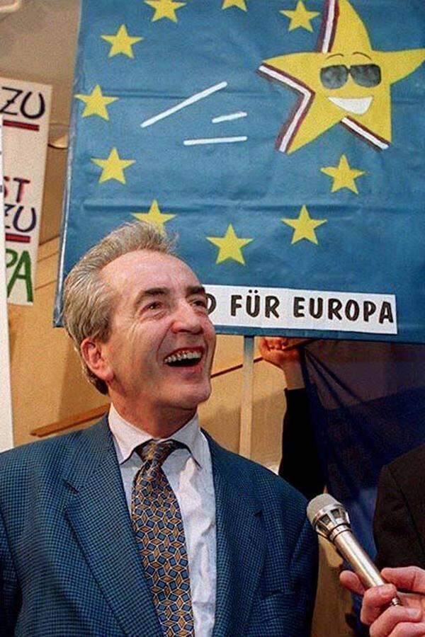 Der EU-Beitritt war für Mock dann ein später persönlicher Triumph: 1989 hatte der Außenminister das österreichische Beitrittsgesuch eingebracht, nach seiner Rückkehr von der letzten Verhandlungsrunde stilisierte ihn die ÖVP zum "Helden von Brüssel", zum "Mister Europa“. Am 12. Juni 1994, zwei Tage nach Mocks 60. Geburtstag, votierten bei einer Volksabstimmung zwei Drittel der Österreicher für die EU-Mitgliedschaft - der zweifellos größte Erfolg in der 30-jährigen Politkarriere des Niederösterreichers.