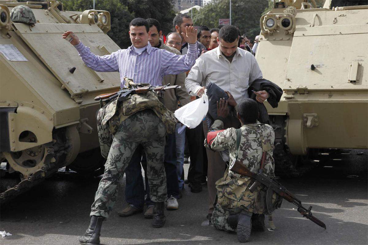 Das Militär versuchte, die Demonstranten zu durchsuchen und die Ausweise zu kontrollieren, um eine Eskalation zu verhindern.