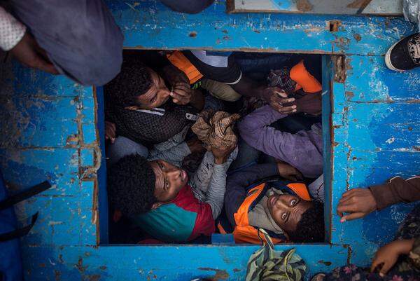 Mathieu Willcocks' Foto ist ein Einblick in ein Flüchtlingsboot: ungefähr 540 Männer, Frauen und Kinder sind im Boot eingepfercht. Die meisten von ihren stammen aus Eritrea. 