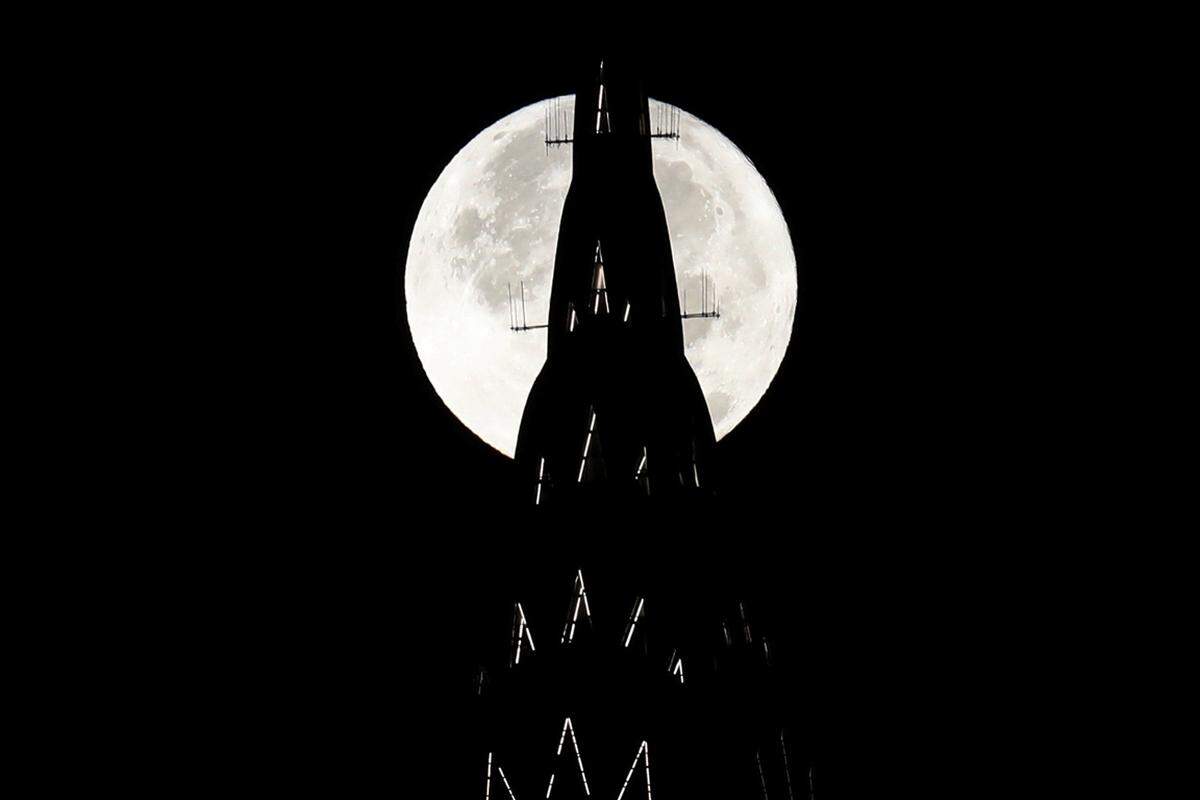 Auch die Erdkruste wird durch die Gezeitenkräfte verformt: "Der Mond zieht an der einen Seite, die Sonne an der anderen. Die Erdkugel wird ein wenig zum Rugbyball", erklärt Astronom Thimm. Das Chrysler Building in New York.