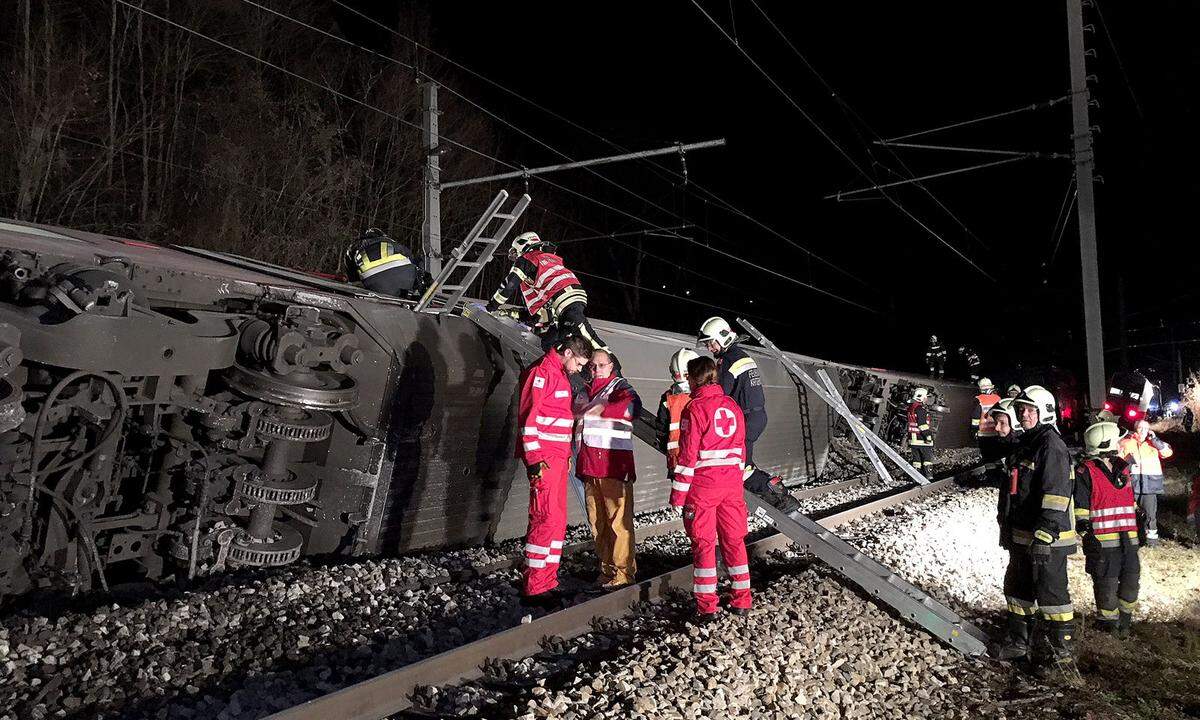 Im Bahnhofsbereich Kritzendorf kollidierten ein Regionalexpress und eine S-Bahn aus noch ungeklärter Ursache.