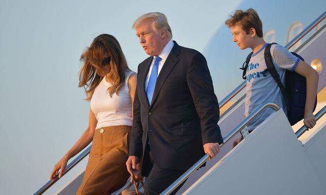 Melania, Donald und Barron Trump verlassen die Air Force One. 