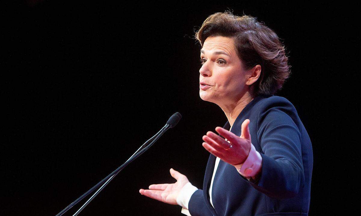 SPÖ-Chefin Pamela Rendi-Wagner haut die neue Burgenland-Debatte indes nicht vom Sessel. "Es nervt und ärgert mich nicht und es ist kein Überraschungseffekt dabei", meint sie.