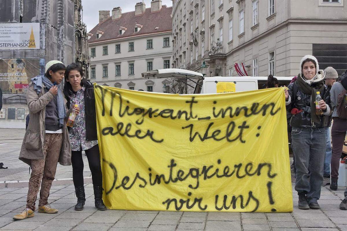 Bereits zum zweiten mal haben Migranten in Österreich zum "Transnationalen Migrantinnenstreik" aufgerufen. Der Aktionstag am 1. März stand dieses Mal unter dem Motto "Sprachstreik".Im Bild: Lisa Bolyos (rechts), antirassistische, feministische Aktivistin und Konzeptkünstlerin. BILDER VON ARAM GHADIMI