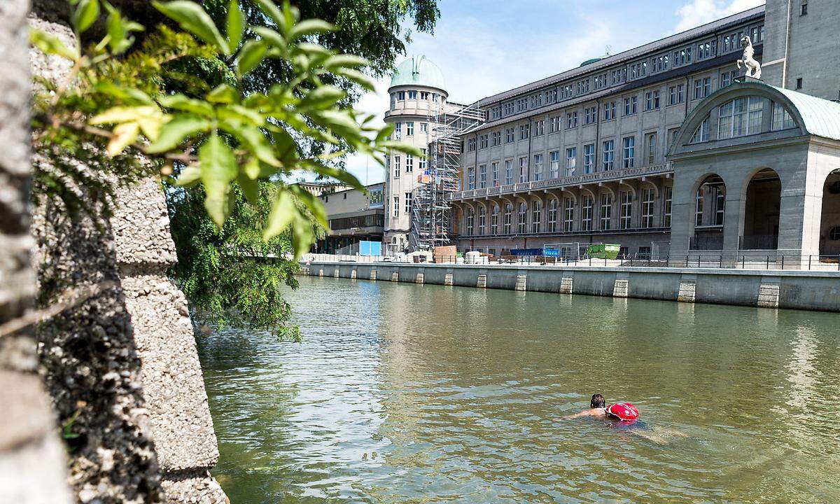 ... Der Münchner schwimmt regelmäßig vom Flussufer vor seiner Wohnung am Baldeplatz bis zum  Kulturstrand am Deutschen Museum, wo er den Urbanauten Kulturstrand organisiert. Insgesamt zwei Kilometer lang ist die Strecke von seiner Wohnung zur Arbeit, in einer halben Stunde ist er dort.