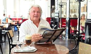 Autor Martin Czapka mit seinem Lieblingskaffee: dem Maria Theresia. 
