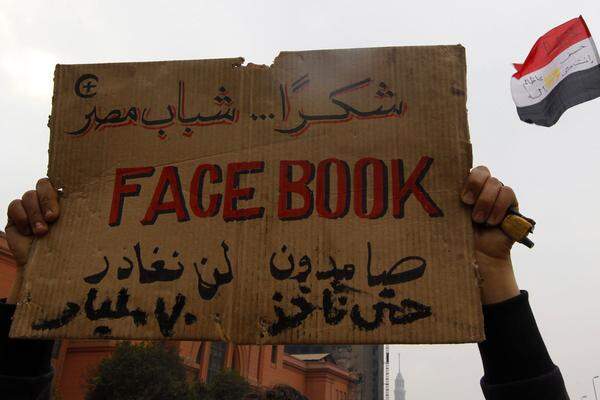 Soziale Netzwerke wie Twitter oder Facebook haben dem arabischen Frühling geholfen, sich auszubreiten. In den betroffenen Staaten hatte die Bevölkerung mit Zensur und Unterdrückung zu kämpfen. Facebook und Co. holten die Bevölkerung vom Wohnzimmer auf die Straße.