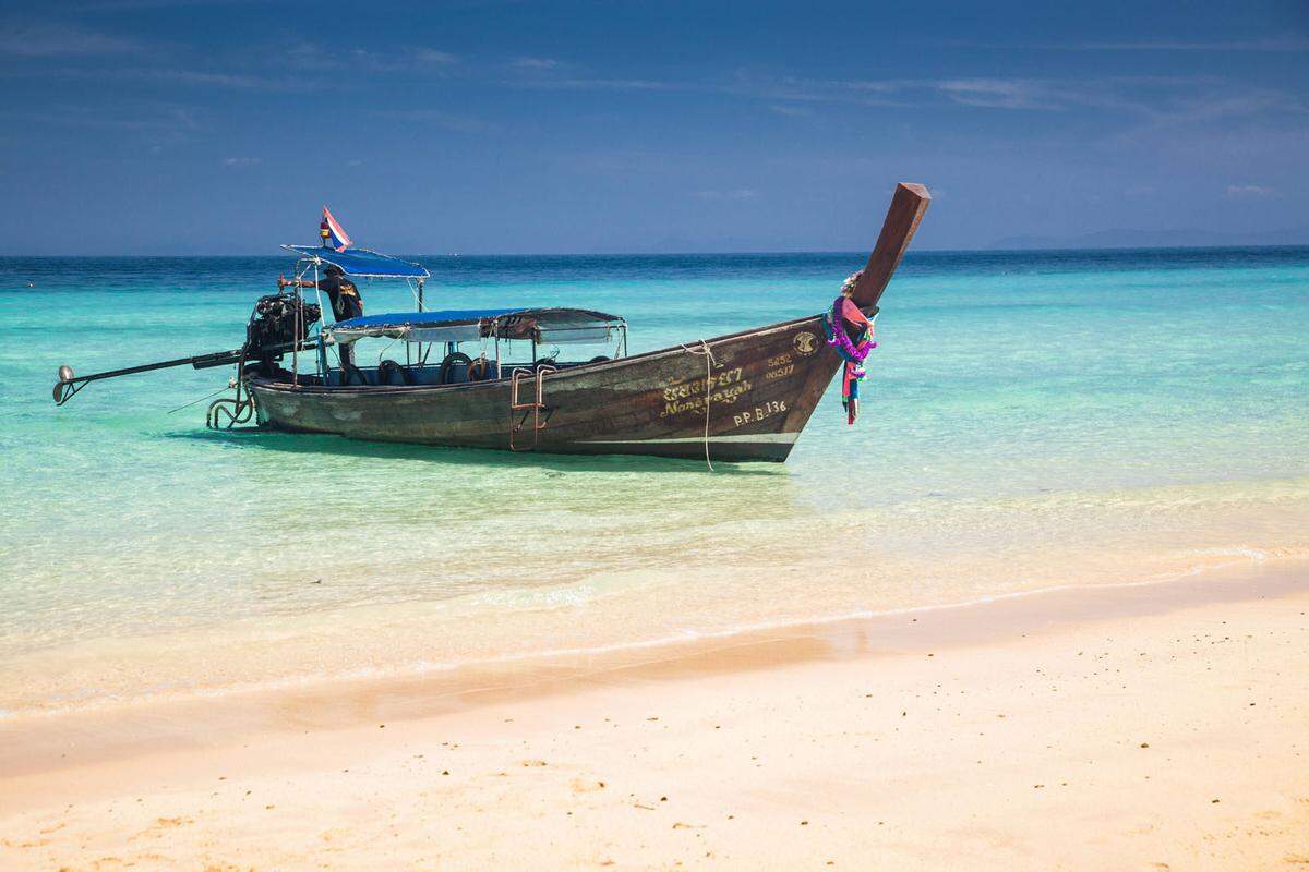 Der Traumstrand aus dem Hollywood-Film "The Beach" auf einer thailändischen Insel soll noch mindestens zwei Jahre geschlossen bleiben. Dies kündigte der Meeresbiologe Thon Thamrongnawasawat, der sich um die Sanierung des Strandes kümmert, nach einer Sitzung der Behörden in Bangkok an.