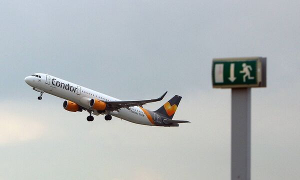 Airbus A321 der Thomas Cook Condor mit Registrierung D ATCB hinter einem Schild Notausgang beim Sta