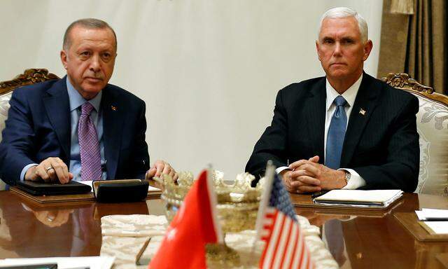 Recep Tayyip Erdoğan und Mike Pence. 