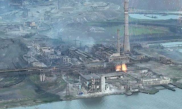 Luftaufnahmen von Bränden im Stahlwerk Mariupol vom Sonntag.