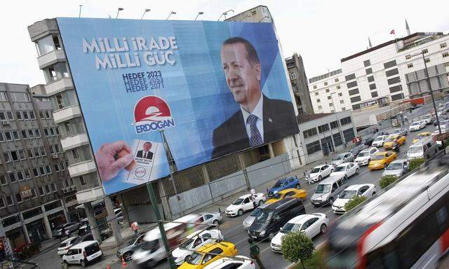 A huge election campaign banner of Turkey´s Prime Minister and presidential candidate Tayyip Erdogan hangs on a building in Istanbul