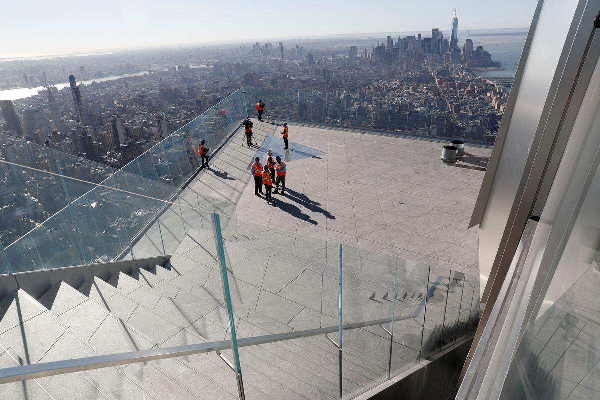 Die Terrasse mit durchsichtigem Glasboden hänge "quasi in der Luft, was einem das Gefühl gibt, im Himmel zu schweben, mit einem 360-Grad-Ausblick, den man so nirgendwo anders haben kann", werben die Betreiber. "So haben Sie New York noch nie erlebt."