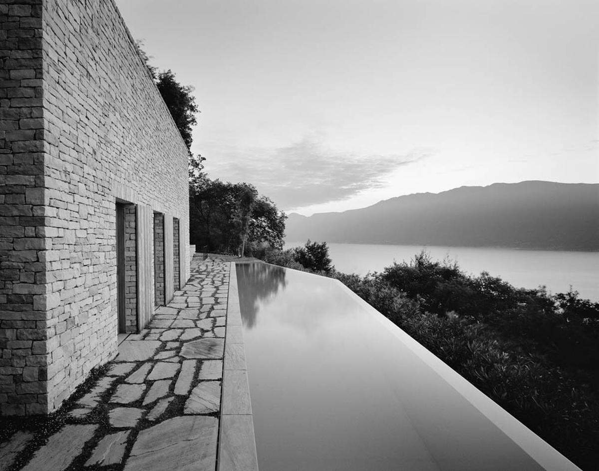 Das "Rustico Gargnano" von Titus Bernhard Architekten GmbH befindet sich an einem Steilhang, rund 300 Meter über dem Westufer des Gardasees.