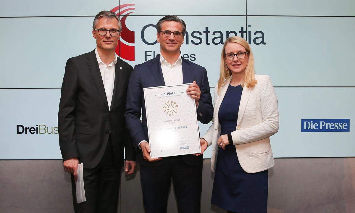 3. Platz große Unternehmen für die Constantia Flexibles: Drei-CEO Jan Trionow (li.) und Digitalisierungsministerin Margarete Schramböck gratulieren Nikolaus Wolfram, Senior Vice President Sales and Head of Innovation &amp; Marketing.