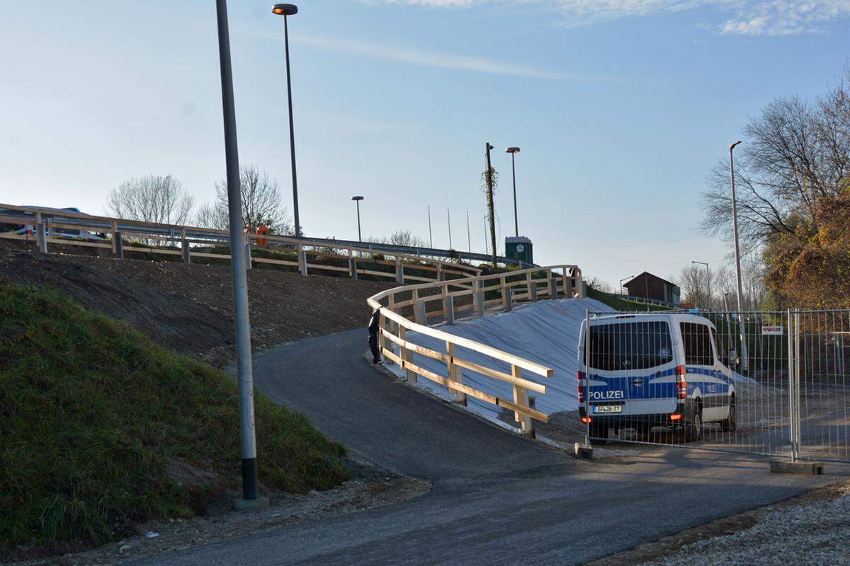 Die "neue" Grenze in Braunau ist nur etwa zweihundert Meter vom Zelt entfernt. Wenn die Busse starten, steigt ein deutscher Polizist noch auf österreichischen Boden zu - das legitimiert die Fahrt.