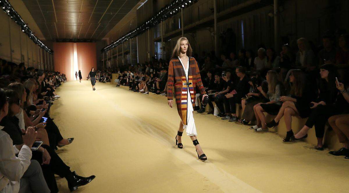 Nachfolger bei Hermès wird übrigens Nadège Vanhee-Cybulski. Die Designer hat zuvor für The Row, das Label der Olsen-Zwillinge gearbeitet.