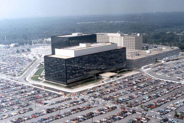 Die vieldiskutierte NSA untersteht dem amerikanischen Militär. Sie überwacht die weltweite elektronische Kommunikation und ist die leitende Behörde für Ver- und Entschlüsselung von Daten in den USA. Die NSA wurde 1952 nach den Erfolgen der US-amerikanischen Spionage im Zweiten Weltkrieg gegründet. Sie ermittelt nur außerhalb der USA und führt selbst keine Einsätze durch. Das Jahresbudget wird auf 10 Milliarden Dollar geschätzt, die Mitarbeiterzahl auf 40.000.Bild: Das NSA-Hauptquartier iim Militärstützpunkt Fort Meade in Maryland.