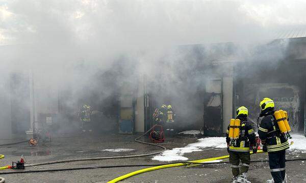 Brand in einer Postbusgarage der Waldviertler Bezirksstadt Zwettl.