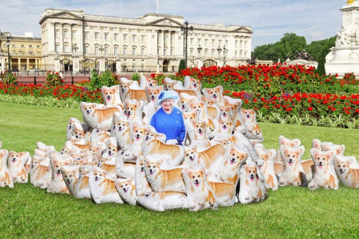 Weil Königin Elizabeth sie allen anderen Hunderassen vorzieht und stets um sich hat, sind Corgis so etwas wie das inoffizielle Maskottchen der britischen Royals geworden. (Auch aus dem königlichen Merchandise sind sie schon längst nicht mehr wegzudenken: Echte Fans bekommen zum Beispiel bei Spoonflower Stoffe, Tapeten und Papier mit diversen Corgi-Motiven.)  