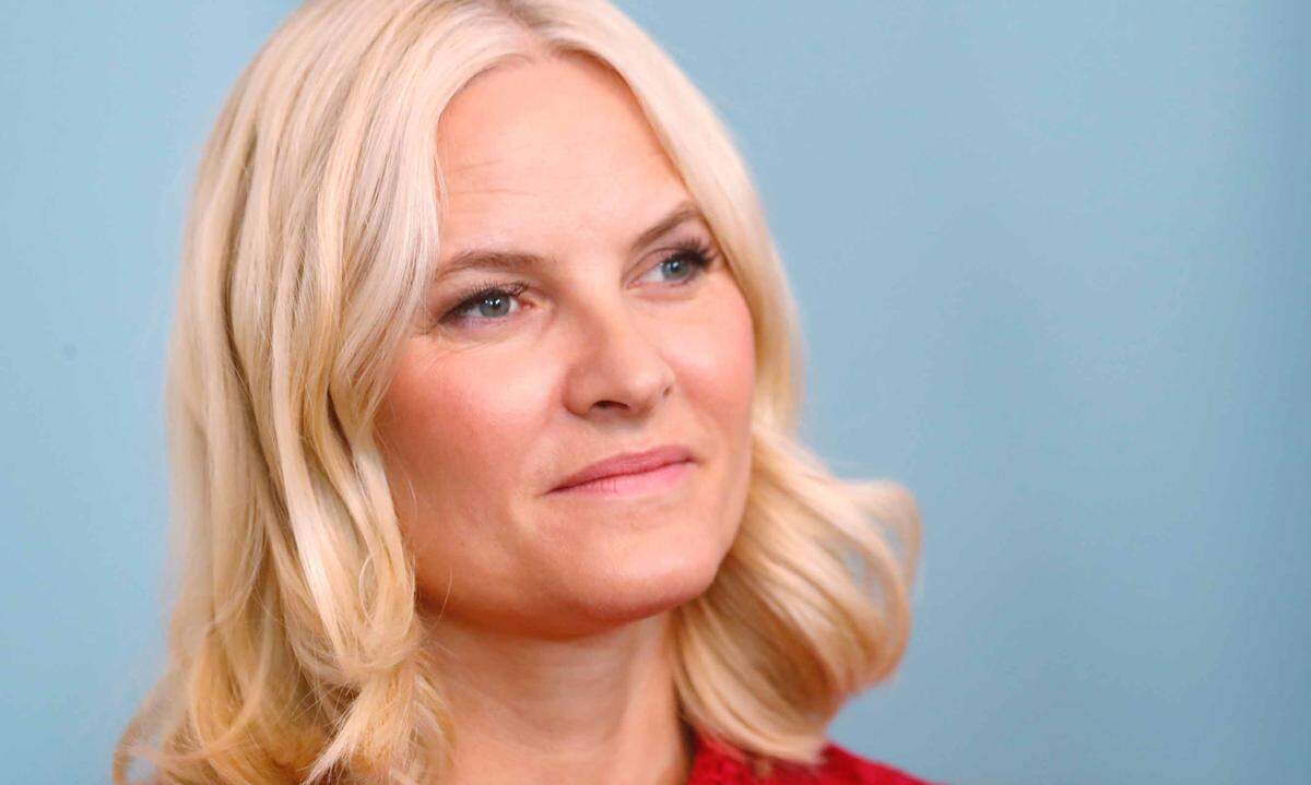 Mette-Marit meldete sich auch selbst mit einem Statement zu Wort: "Mein Zustand bedeutet, dass meine Arbeitskapazitäten variieren werden. Der Kronprinz (Haakon, Anm.) und ich haben uns entschieden, darüber nun zu informieren. Unter anderem auch, weil in der Zukunft einige Perioden ohne offizielle Verpflichtungen eingeplant werden müssen. In Verbindung mit der Behandlung und wenn die Krankheit aktiver ist, wird dies notwendig sein." 