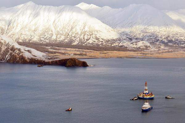 Die vor der Küste von Alaska gestrandete Bohrinsel "Kulluk" ist sicher in einen Hafen transportiert worden. Sie wurde in einer Bucht auf der Insel Kodiak verankert.