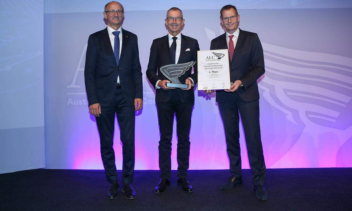 Auszeichnung 1. Platz, Kategorie National Großbetriebe für die Innsbrucker Kommunalbetriebe AG (v.l.): Wirtschaftslandesrat Anton Mattle, Preisträger und IKB-Aufsichtsratspräsident Andreas Altmann sowie "Presse"-Geschäftsstellenleiter Andreas Rast.