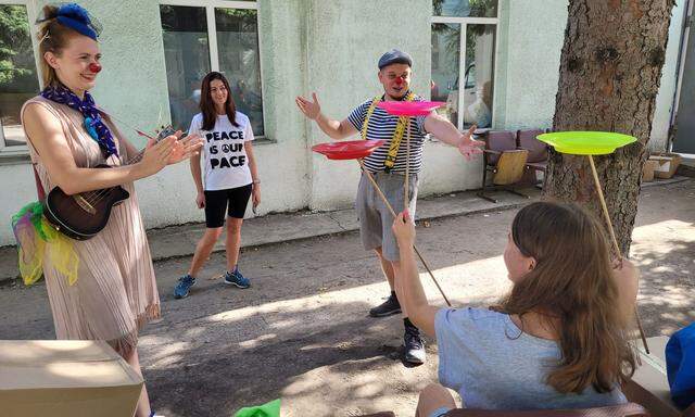  Die Clowns Božena und Igor arbeiten mit Kindern bei einer Ausgabestelle für Flüchtlinge. 