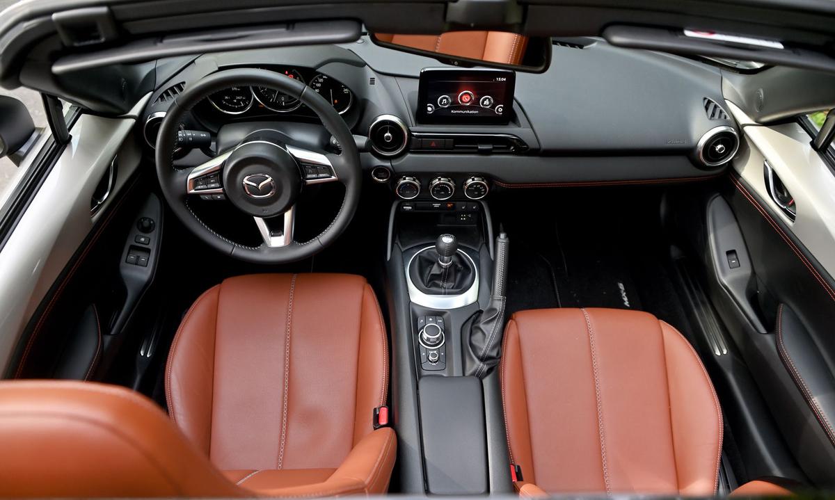 Braune Nähte fassen das Cockpit ein - passend zu den Ledersitzen.