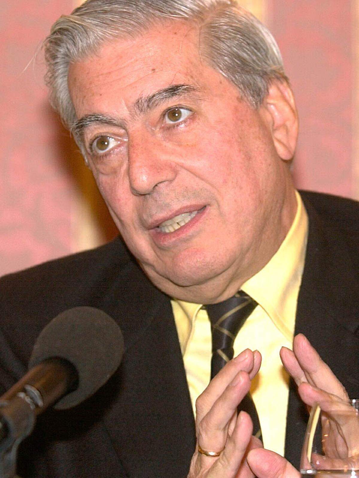 Heute ist Vargas Llosa der berühmteste Autor des Andenstaates. Er wurde bereits mit zahlreichen Preisen, darunter 1995 der Cervantes-Preis und 1996 der Friedenspreis des Deutschen Buchhandels, ausgezeichnet.