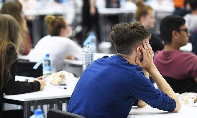 AUFNAHMETESTS FUeR MEDIZINISCHE UNIVERSITAeTEN WIEN