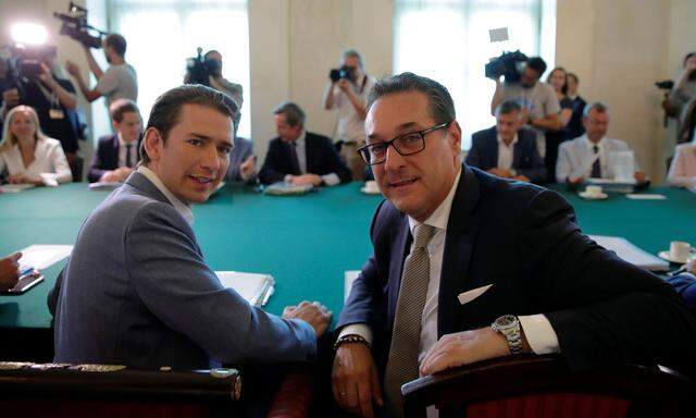 Sebastian Kurz (ÖVP) und Heinz-Christian Strache  (FPÖ) verfolgten eine harte Migrationspolitik – etliche Maßnahmen wurden später höchstgerichtlich gekippt. 
