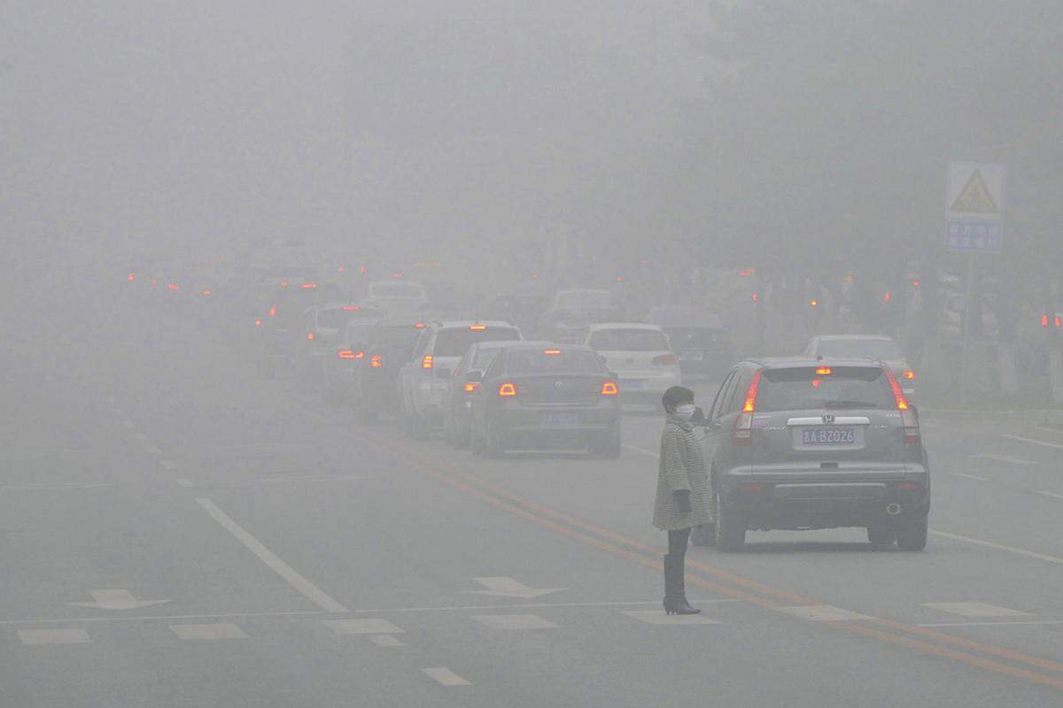 Auch auf den Arbeitsmarkt hat der Smog Auswirkungen: Angesichts der dramatischen Luftverschmutzung erwägt nicht nur etwa jeder zweite in China lebender Europäer, das Land (wieder) zu verlassen. Auch 41 Prozent der Chinesen planen bereits, aufgrund der gesundheitsschädlichen Umweltverschmutzung auszuwandern. Im Bild: Die Stadt Changchun, Provinz Jilin, am 22. Oktober 2013.