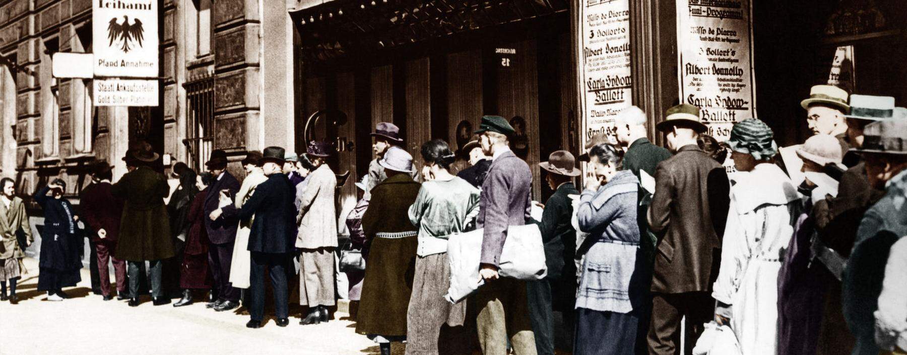 Goldene Zeiten für Pfandleiher in der Wirtschaftskrise. Eine Menschenschlange vor einer Leihanstalt in Berlin 1924.