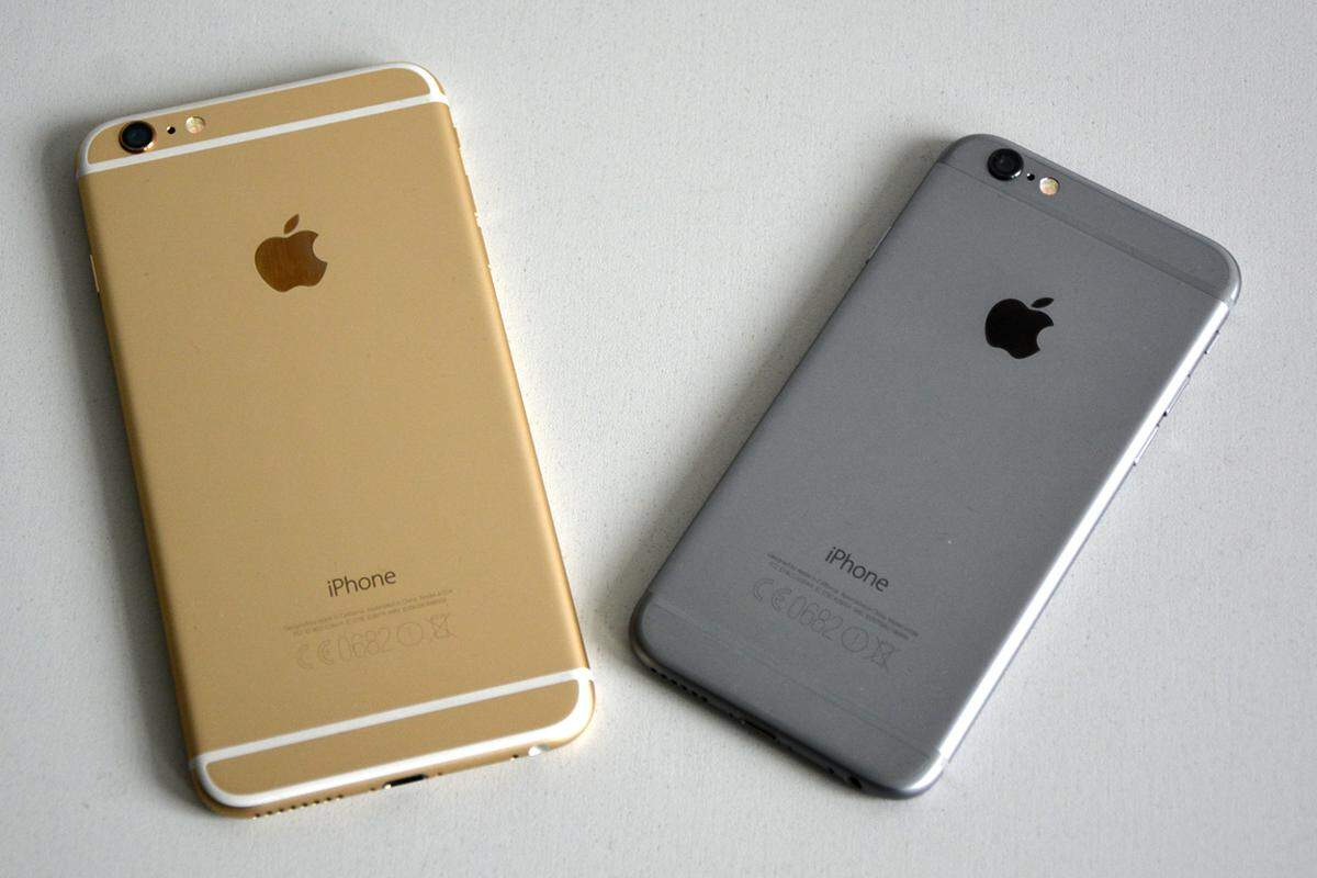 Das Design hat sich im Vergleich zu iPhone 5/5S stark verändert. Die scharfen Kanten sind sanften Rundungen gewichen, was den besonders schlanken Eindruck verstärkt. Die matte Aluoberfläche kennt man von anderen Apple-Produkten. Sie ist schön anzusehen und noch viel angenehmer anzugreifen. Während das kleine schwarze Testgerät optisch dezent und elegant ist, wirkt das große goldene iPhone 6 Plus ein wenig kitschig. Das goldglänzende Apple-Logo und die auffälligen weißen Linien an der Rückseite erinnern an so manche iPhone-Kopie aus China.