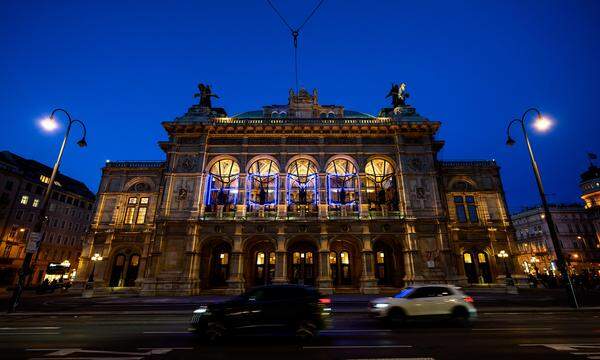 Eine Lichtinstallation der Israelitischen Kultusgemeinde (IKG) an der Fassade der Staatsoper um an die Hamas-Geiseln zu erinnern.