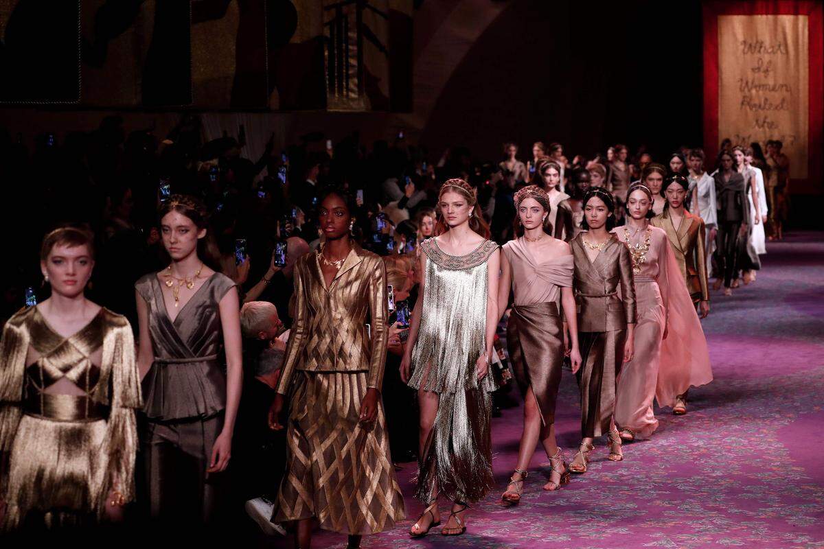 "What if women ruled the world?", hieß es bei Dior. Vor diesem Hintergrund ...
