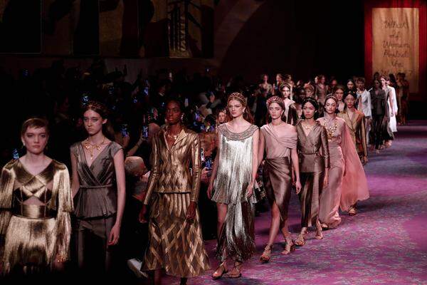 "What if women ruled the world?", hieß es bei Dior. Vor diesem Hintergrund ...