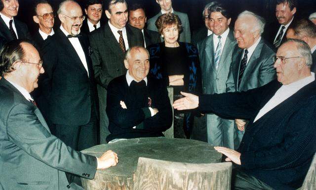 Kohl und Gorbatschow bei einem privaten Treffen im Juli 1990. Die herzliche und entspannte Atmosphäre zeigte, dass der Kalte Krieg zu Ende war. Kohl zu Arbeitsbesuch im Kaukasus =