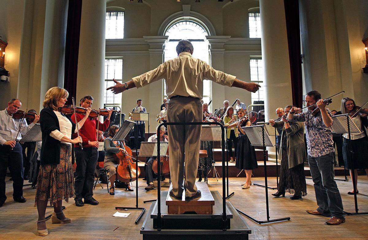Unter der Leitung von Christopher Warren-Green probt das London Chamber Orchestra für ihren Einsatz bei der Trauung.
