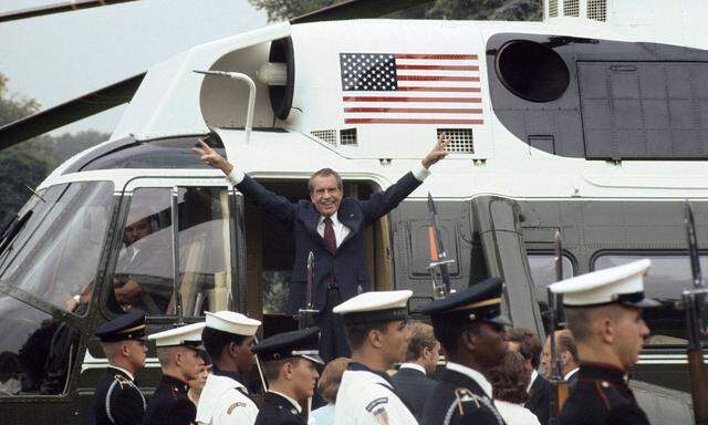 Alles andere als angebracht: die triumphale Geste von Richard Nixon beim Abschied aus dem Weißen Haus am 9. August 1974.