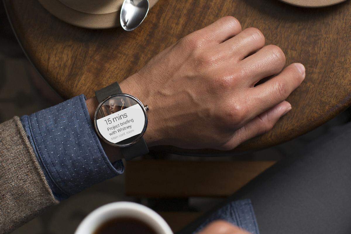 Google hat mit "Android Wear" verspätet auf den Boom der sogenannten "Wearables" reagiert. Das angepasste Android-Betriebssystem soll vor allem auf Uhren laufen und erste Konzepte der Hersteller Motorola und LG versprechen, dass die "Smartwatch" endlich schick wird und künftig vielleicht sogar klassischen Uhren das Wasser reichen kann.