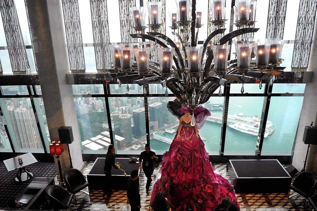 Die Ozone Bar im The Ritz-Carlton Hongkong liegt im 118. Stock auf 467 Metern Höhe. Da sollte man besser nicht zu tief ins Glas schauen.