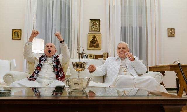 Ein fabelhaftes katholisches Filmmärchen, nicht einmal der Heilsplan fehlt: Jonathan Pryce (l.) und Anthony Hopkins als Franziskus und Benedikt sehen sich gemeinsam das WM-Match Deutschland − Argentinien 2014 an.