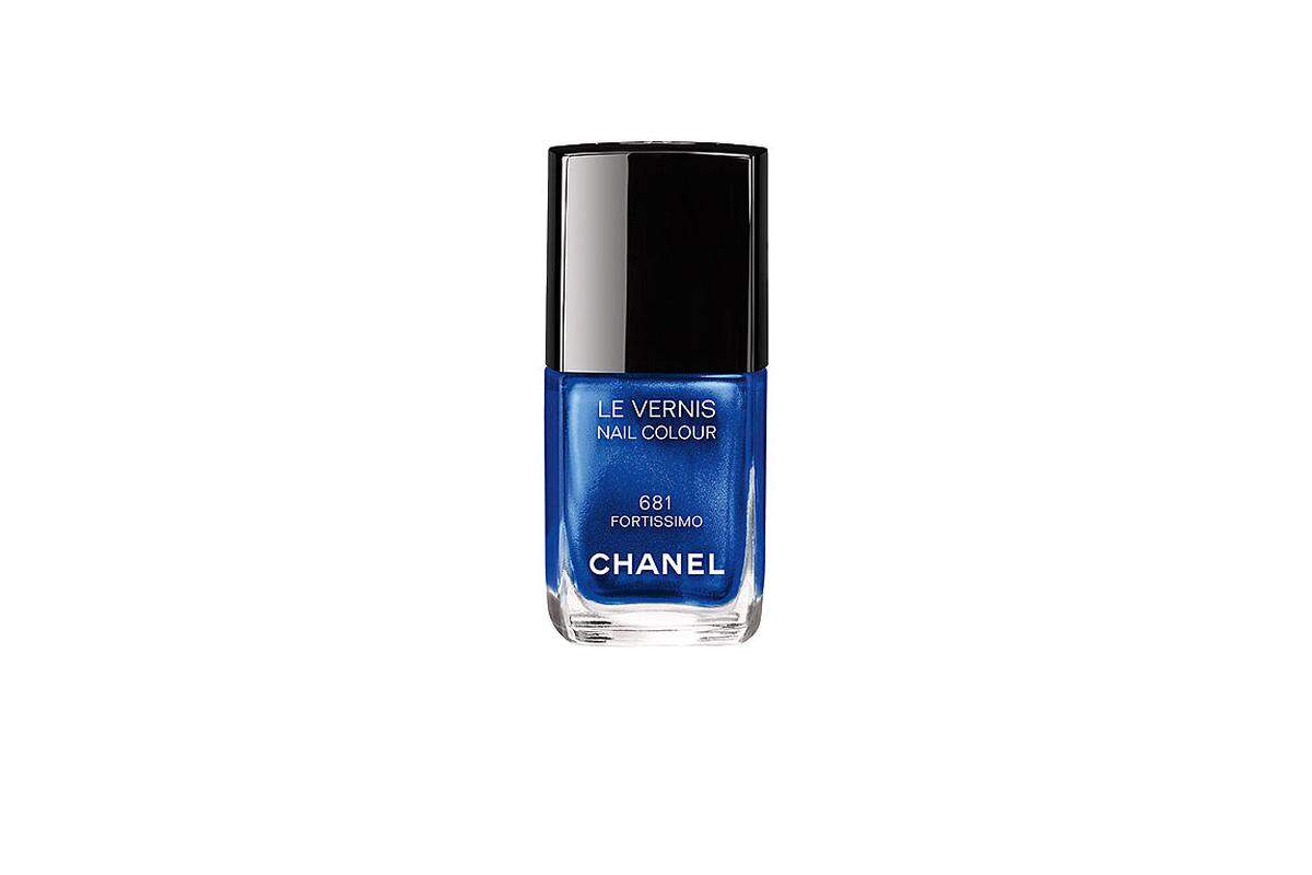 Nagellack „Le Vernis de Chanel“ in der blitzblauen Nuance „Fortissimo“ (24 Euro).