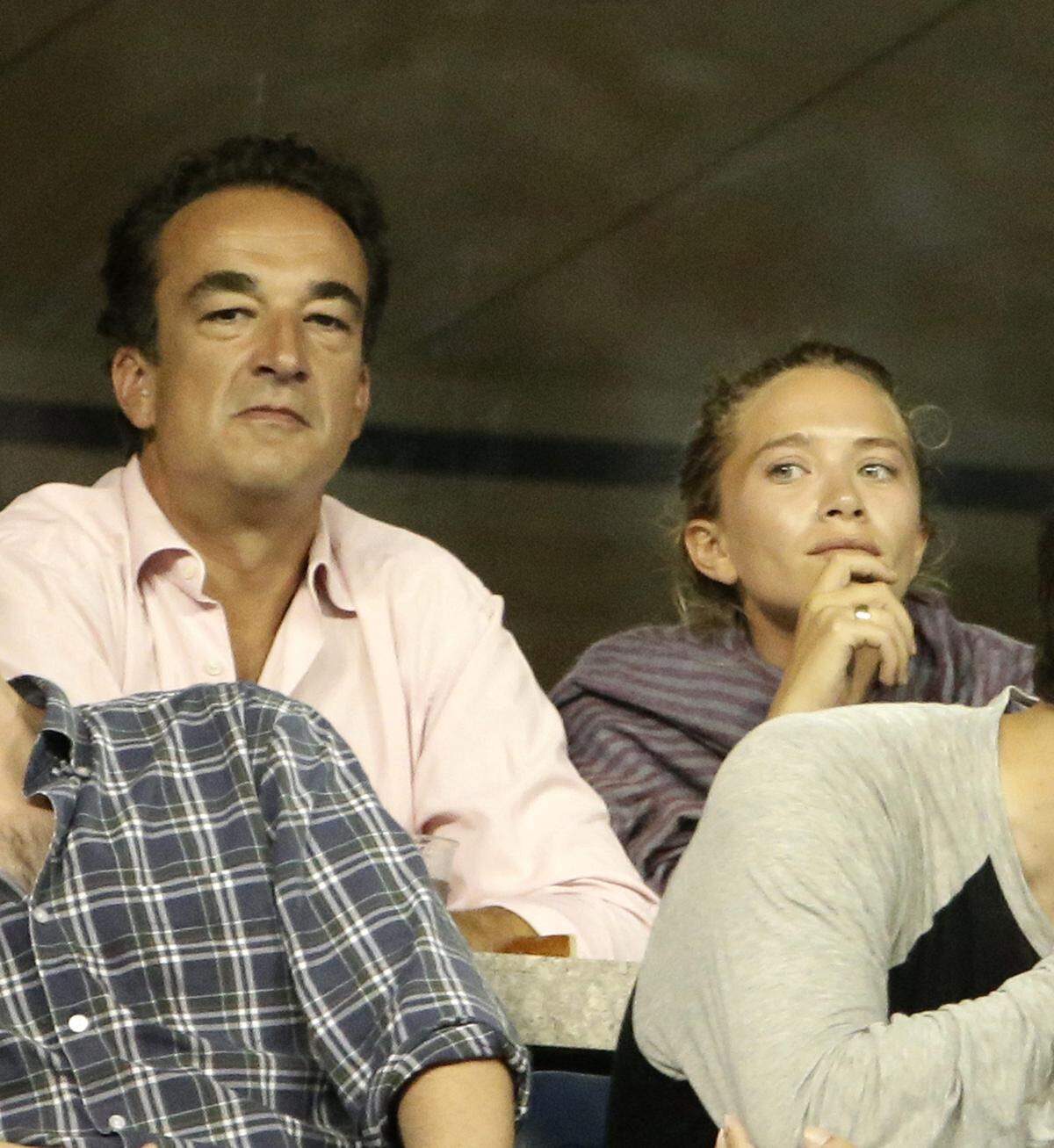 Mary-Kate Olsen erschien mit ihrem Verlobten, dem französischen Banker Olivier Sarkozy.