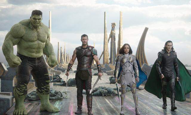 Gemeinsam gegen die Todesgöttin Hela: Hulk (Mark Ruffalo), Thor (Chris Hemsworth), eine ehemalige Walküre (Tessa Thompson) und Loki (Tom Hiddleston).